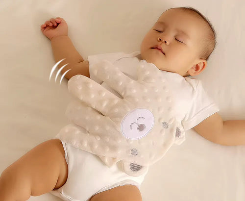Coussin Apaisant Bébé - Ours Beige sur un bébé en pleine détente.| Coussin-deco.fr