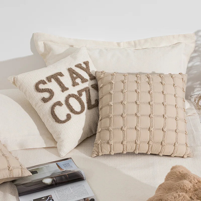 Housse de Coussin Brodée - Motif STAY COZY en Relief, Style Bohème - Coussin Deco