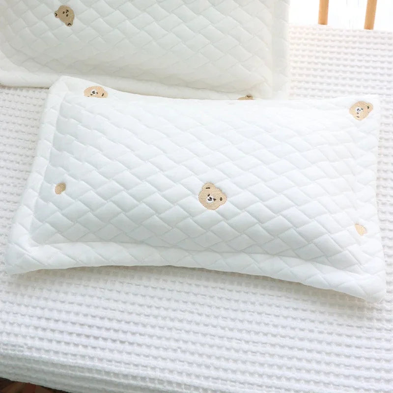 Taie d'Oreiller Bébé en Coton - Motif Ourson Brodé - Coussin Deco