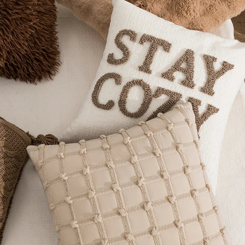 Housse de Coussin Brodée - Motif STAY COZY en Relief, Style Bohème - Coussin Deco