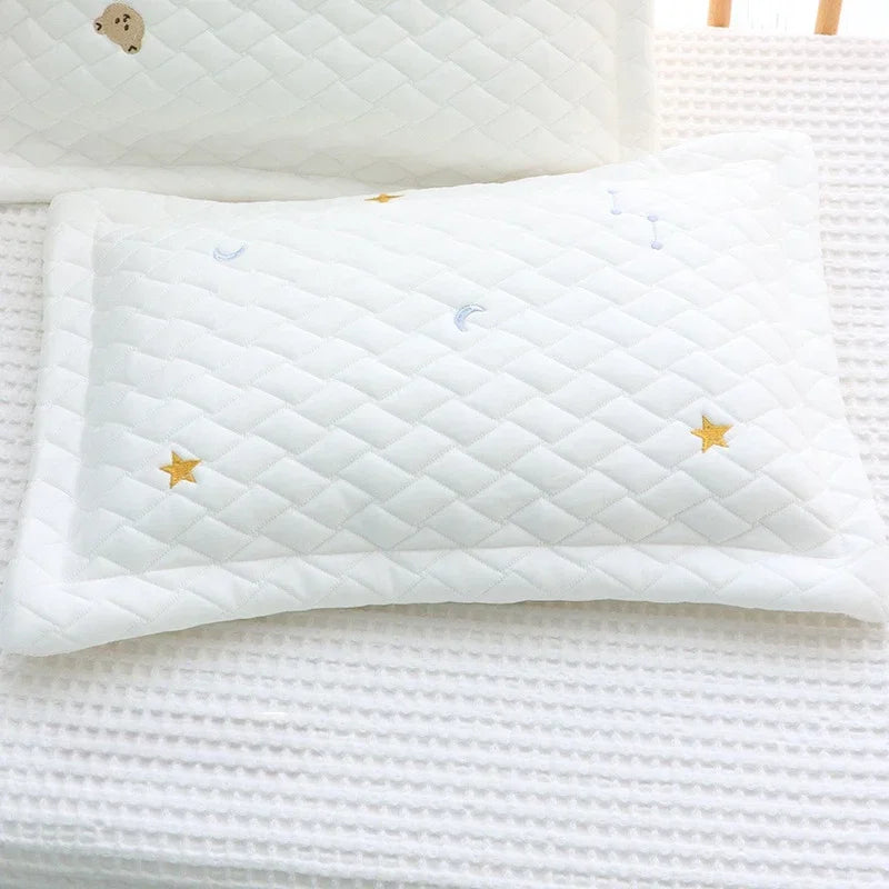 Taie d'Oreiller Bébé en Coton - Motif Étoiles Brodées - Coussin Deco