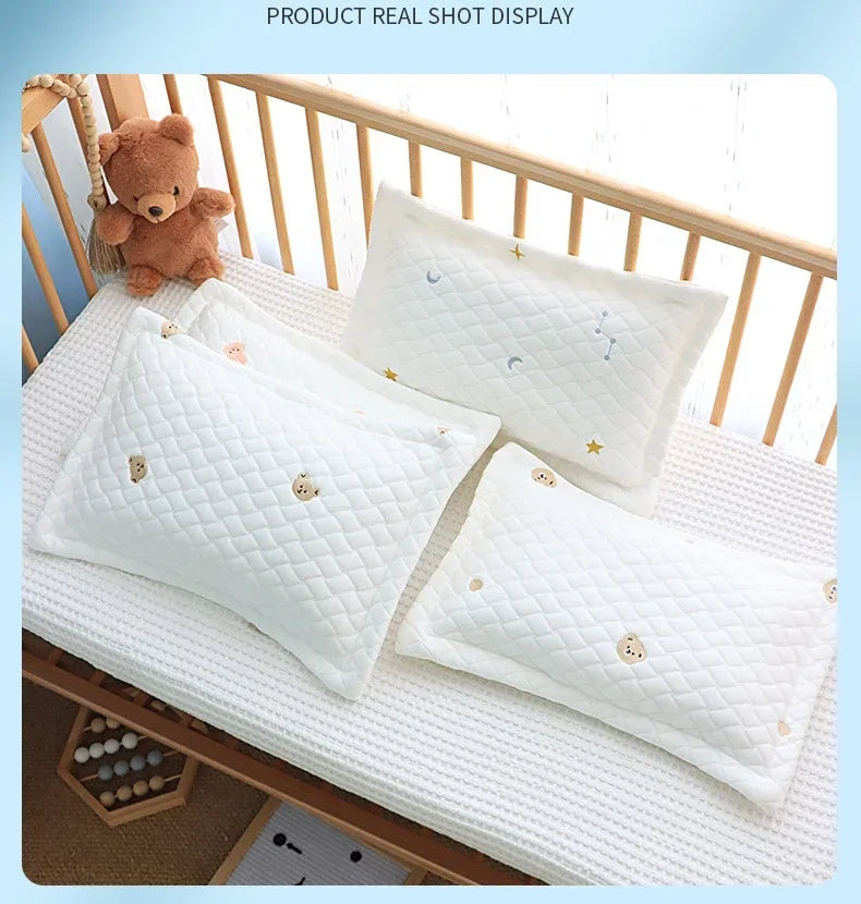 Taie d'Oreiller Bébé en Coton - Motif Ourson Brodé - Coussin Deco