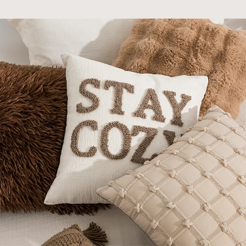Housse de Coussin Brodée - Motif STAY COZY en Relief, Style Bohème - Coussin Deco